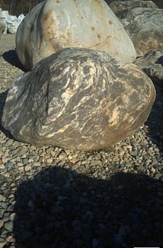 Огромный валун камень